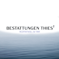 Logo von „Bestattungen Thies“ auf weiß-blauem Hintergrund mit ruhiger Wasserfläche; darunter der Slogan „Respektvoll & fair“.